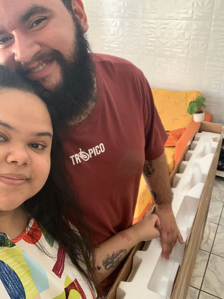 eu_Dipe's tweet image. Era pra ser só um cigarro emprestado, hoje a gente tá tirando uma TV desse tamanho 🤚           ✋ no crediário do Armazém paraíba. Te amo moh.