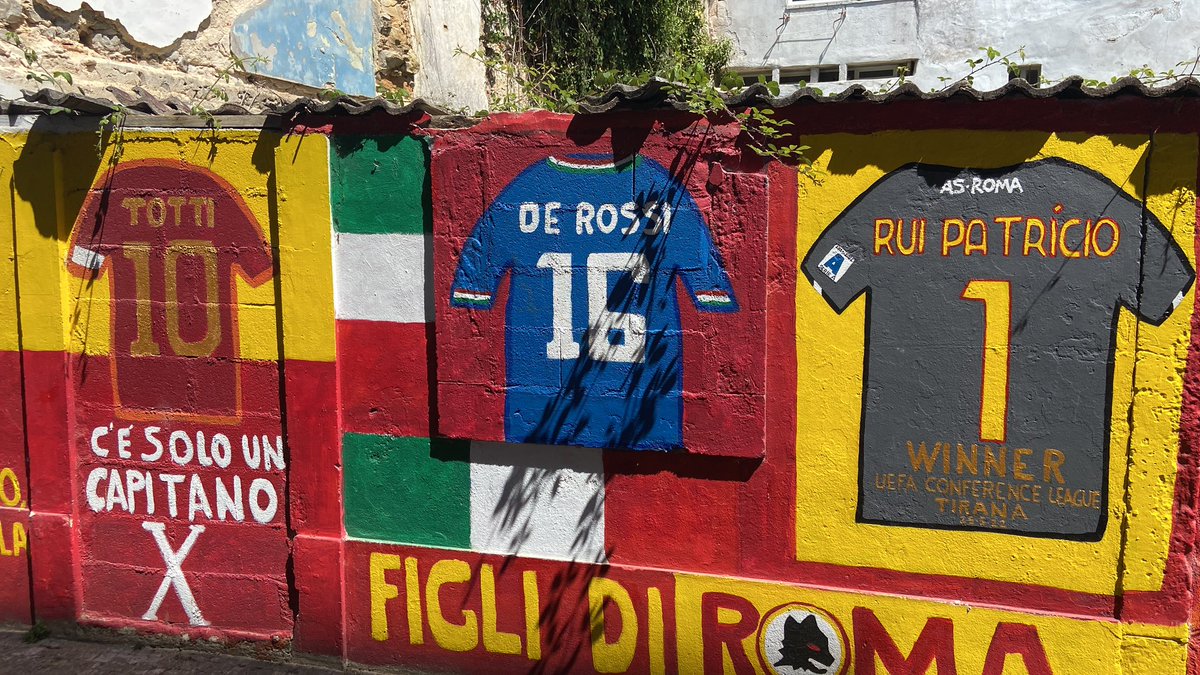 matluk91's tweet photo. giri per caso in Portogallo, e scopri che nella città di Rui Patrizio esiste un italiano che ha una “leggera” passione ❤️ #asroma #romanisti #forzaroma https://t.co/vR6CP8rPol