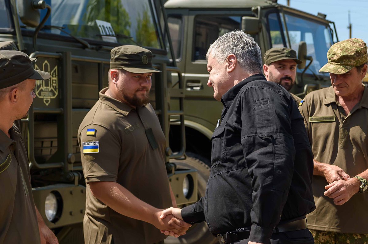 poroshenko's tweet photo. Легендарний Азов. 

Взірець сталевої міці, мужності та героїзму.

Ці хлопці, із загону спецпризначення «Aзов» Нацгвардії, прибули, щоб посилити один і�� напрямків.

А ми зі @SpravaHromad та Фонд Порошенка закриваємо для них питання логістики. Їм потрібні надійні вантажівки, щоб доставляти БК, транспортувати гармати, підвозити продовольство. Три посилені бельгійські ДАФи — найкраще, що маємо для цього. І також хлопці попросили один ПАРМ, який допоможе скоротити плече логістики, коли підбиту техніку не потрібно вивозити у сусідню область чи країну. Азовці усе ремонтуватимуть відразу на позиціях. 

В подальшому будемо стараться підтримувати азовців допомогою. 

Ми дуже пишаємося вами, хлопці. Честь — допомагати найкращим.