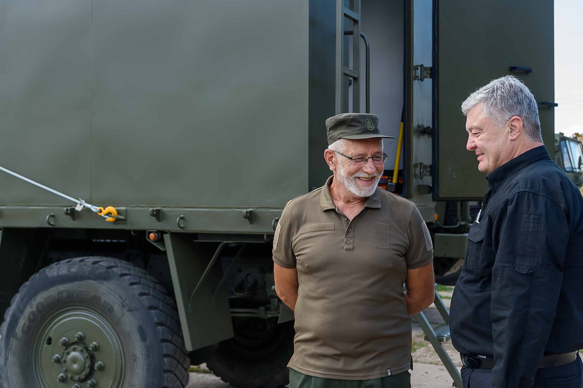 poroshenko's tweet photo. Легендарний Азов. 

Взірець сталевої міці, мужності та героїзму.

Ці хлопці, із загону спецпризначення «Aзов» Нацгвардії, прибули, щоб посилити один і�� напрямків.

А ми зі @SpravaHromad та Фонд Порошенка закриваємо для них питання логістики. Їм потрібні надійні вантажівки, щоб доставляти БК, транспортувати гармати, підвозити продовольство. Три посилені бельгійські ДАФи — найкраще, що маємо для цього. І також хлопці попросили один ПАРМ, який допоможе скоротити плече логістики, коли підбиту техніку не потрібно вивозити у сусідню область чи країну. Азовці усе ремонтуватимуть відразу на позиціях. 

В подальшому будемо стараться підтримувати азовців допомогою. 

Ми дуже пишаємося вами, хлопці. Честь — допомагати найкращим.