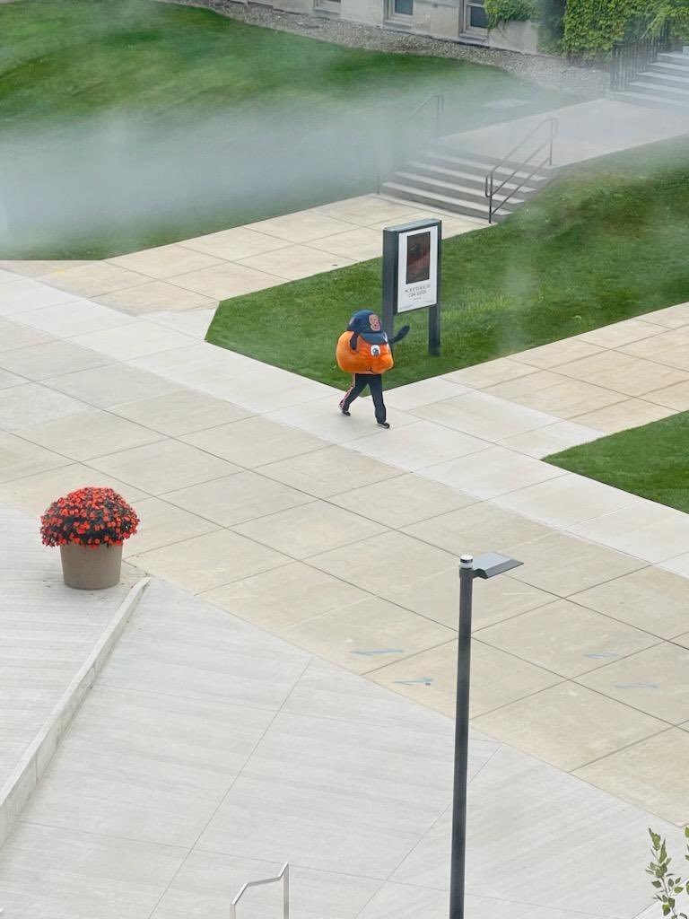 SyracuseBmce's tweet photo. You never know what you’ll see when you look out of the windows from Link Hall. Otto is giving us all the cool Friday vibes gearing up for the start of the semester 🍊@EngineeringSU https://t.co/aYb95WUioR