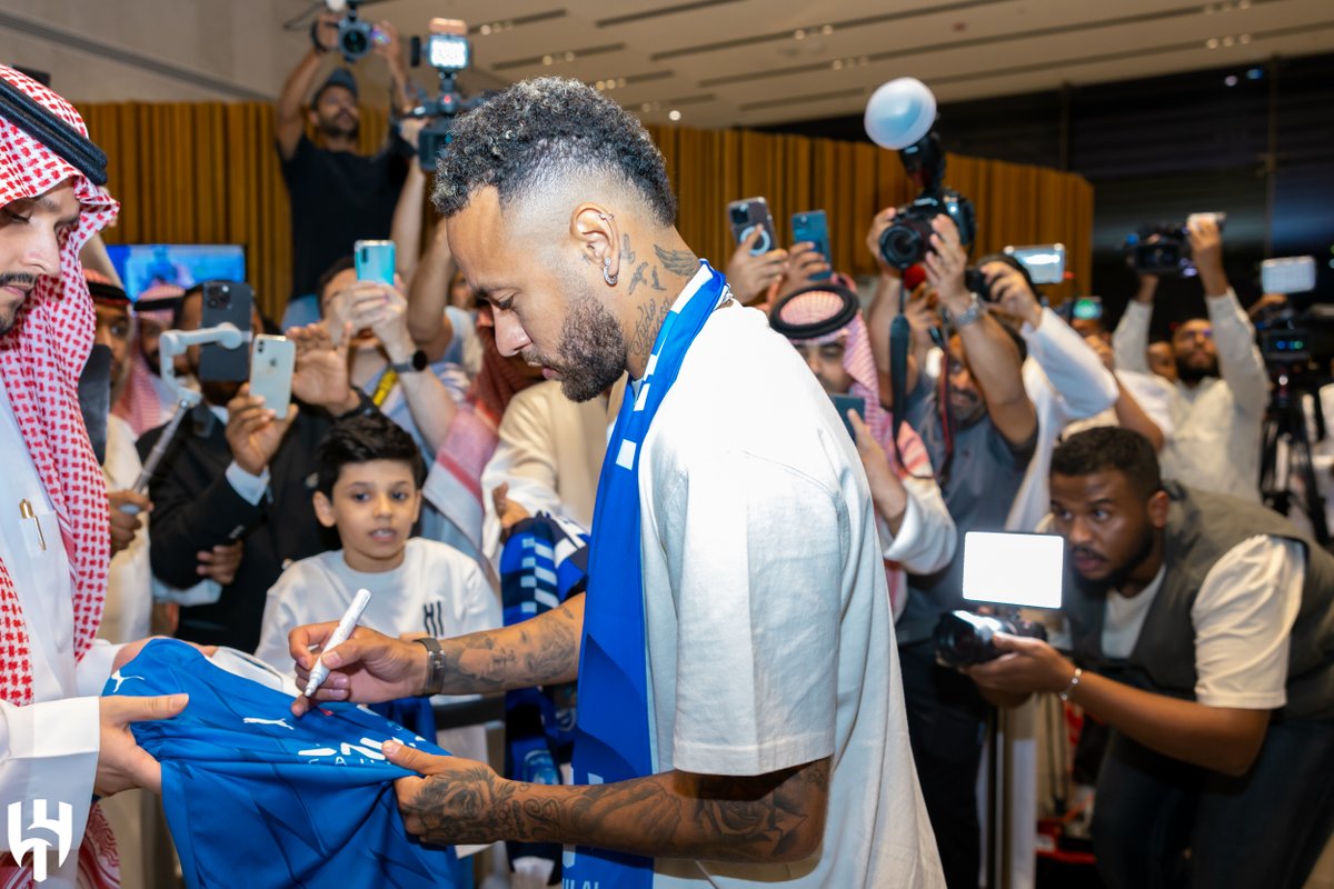 Alhilal_FC's tweet photo. 📸 العدسـات والأنظـار تتجه نحـو "نيمـار" @neymarjr 💙

#نيمار_هلالي https://t.co/YWuWZ4UGhY