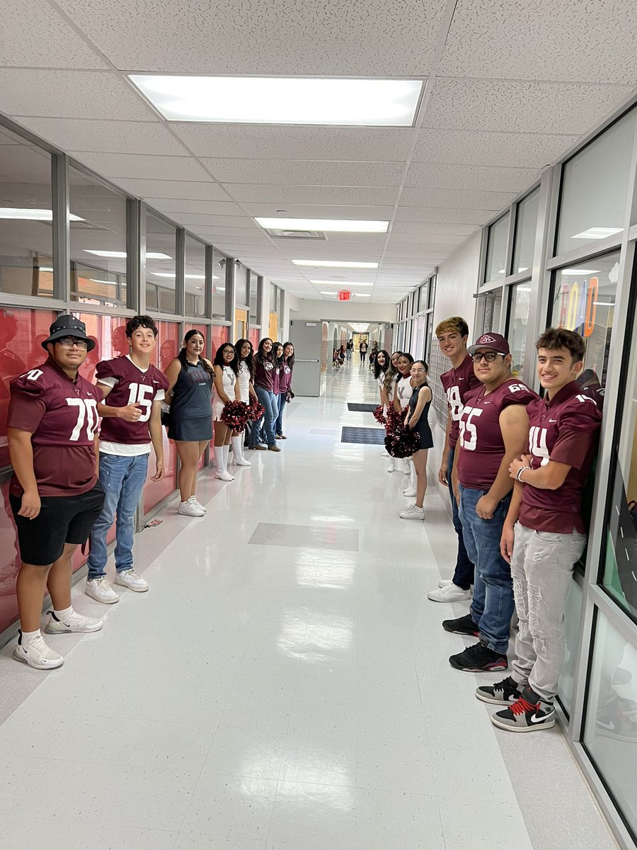 evanjam8989's tweet photo. Thank you to all the dance, cross country, cheer and @ysletafootball kids who came out to @PASESYISD (Pasodale Elementary) to greet our little brothers and sisters. The power of the Jersey and the Poms extend beyond the field. #BOWUP https://t.co/jy9jBUl3DW