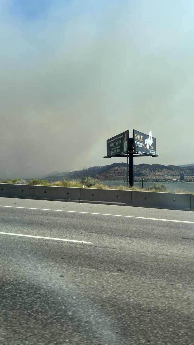 QuickLSK's tweet image. #BCWildfire #kelowna 

This is looking East from the West side by the bridge. Multiple fires getting close to Kelowna.