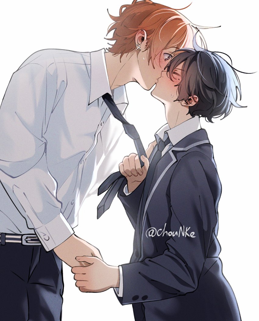 chouNke's tweet photo. Graduation kiss https://t.co/6MIVEBt440