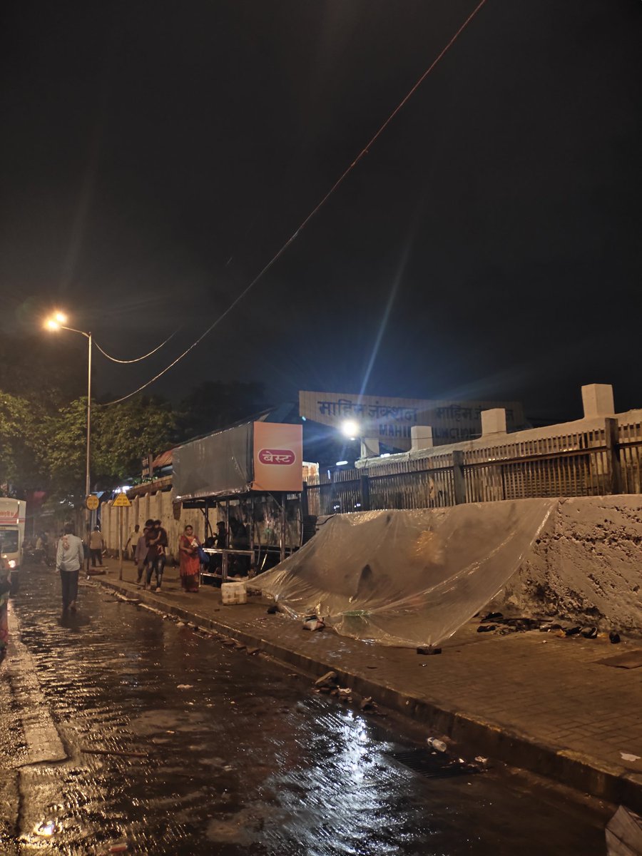 mumbaimatterz's tweet photo. This is @myBESTBus Mahim station Bus Stop..

Good work @mybmcwardGN https://t.co/WF53EFj6Um