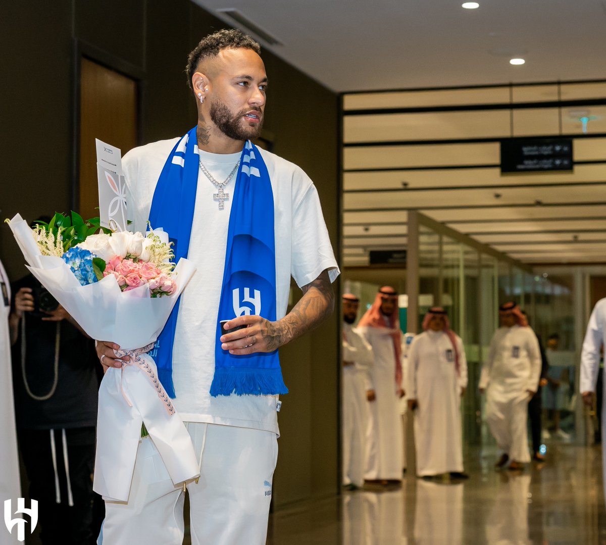 Alhilal_EN's tweet photo. The Brazilian historical magician has arrived 🤩
Welcome home 🏡 
#AlHilal 💙
@neymarjr 🫶🏻 https://t.co/XmtPRpOGPw