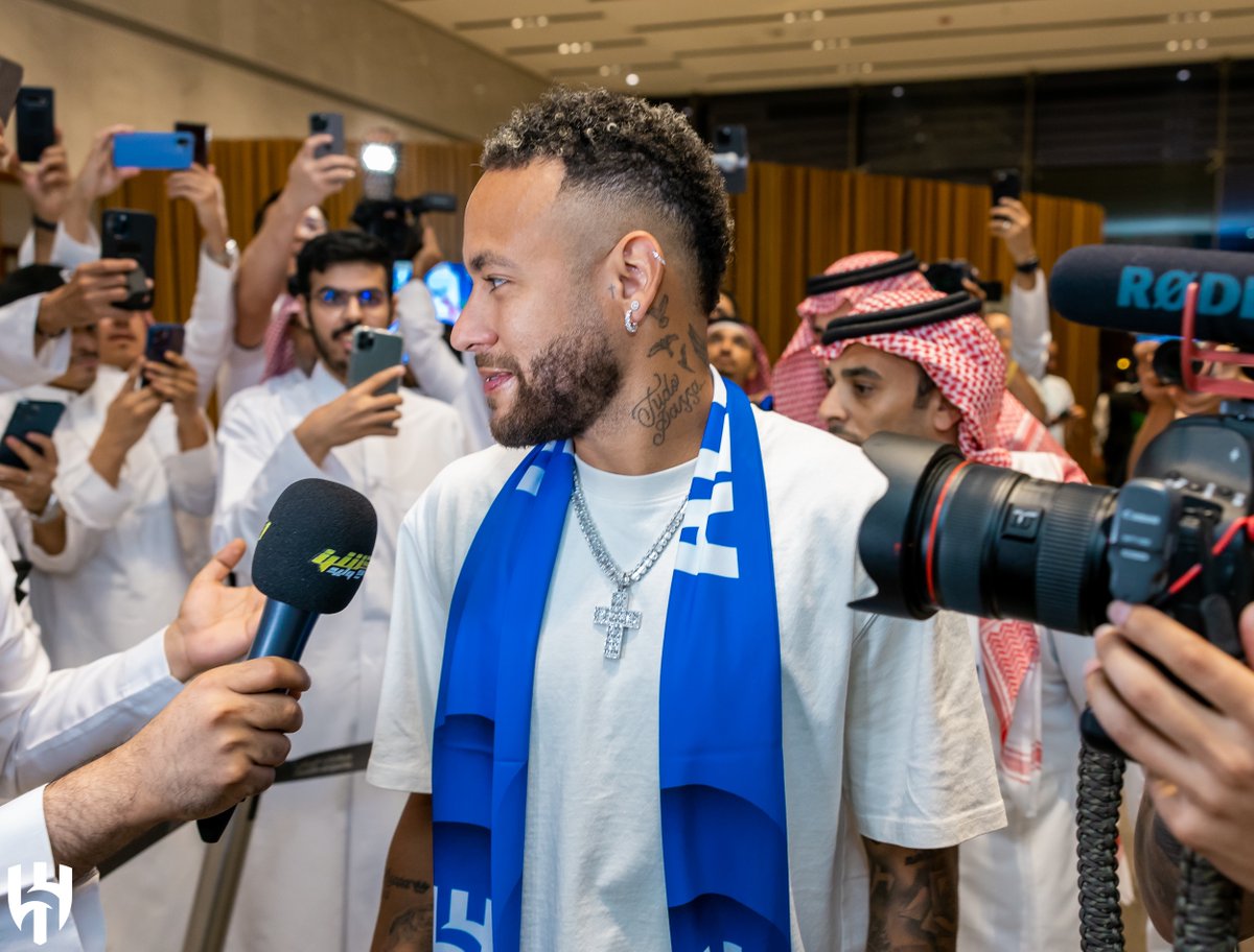 Alhilal_EN's tweet photo. The Brazilian historical magician has arrived 🤩
Welcome home 🏡 
#AlHilal 💙
@neymarjr 🫶🏻 https://t.co/XmtPRpOGPw