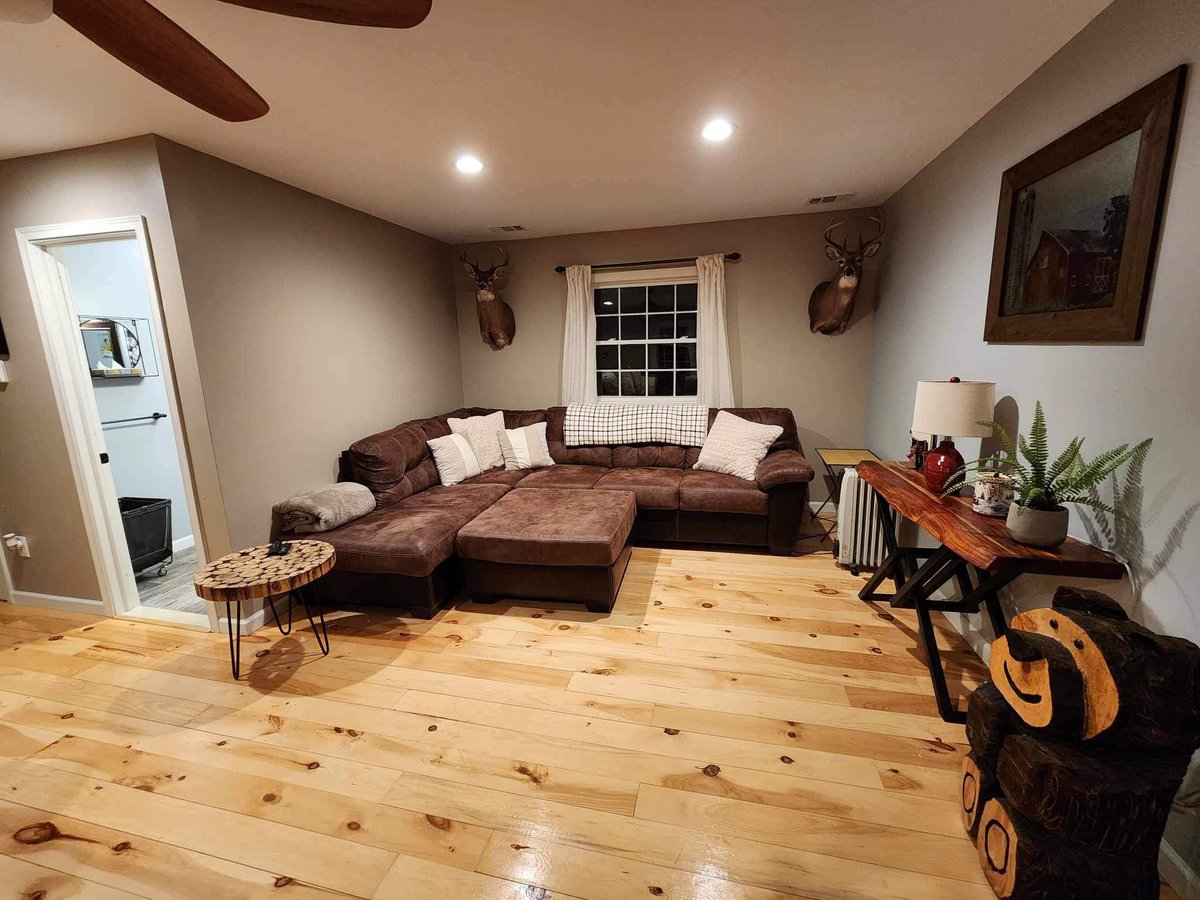 ScrantonCleaner's tweet image. 🏠Check out this recent residential clean our team at Scranton Cleaners did!🏡

✨No detail is too small! From the shelves in your refrigerator to the tough splatter in your microwave, our team makes sure to do a thorough clean.✨

🤩And check out the shine on those wood floors!