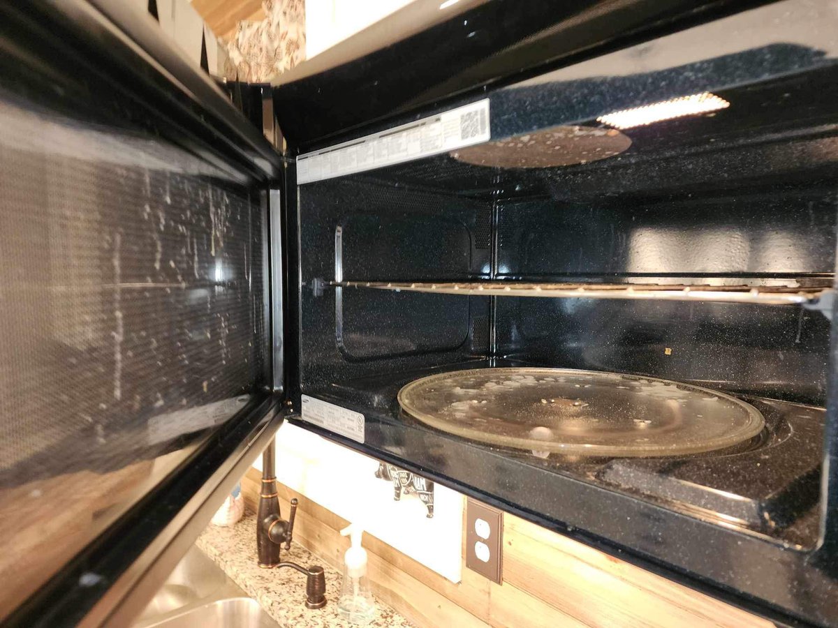 ScrantonCleaner's tweet image. 🏠Check out this recent residential clean our team at Scranton Cleaners did!🏡

✨No detail is too small! From the shelves in your refrigerator to the tough splatter in your microwave, our team makes sure to do a thorough clean.✨

🤩And check out the shine on those wood floors!