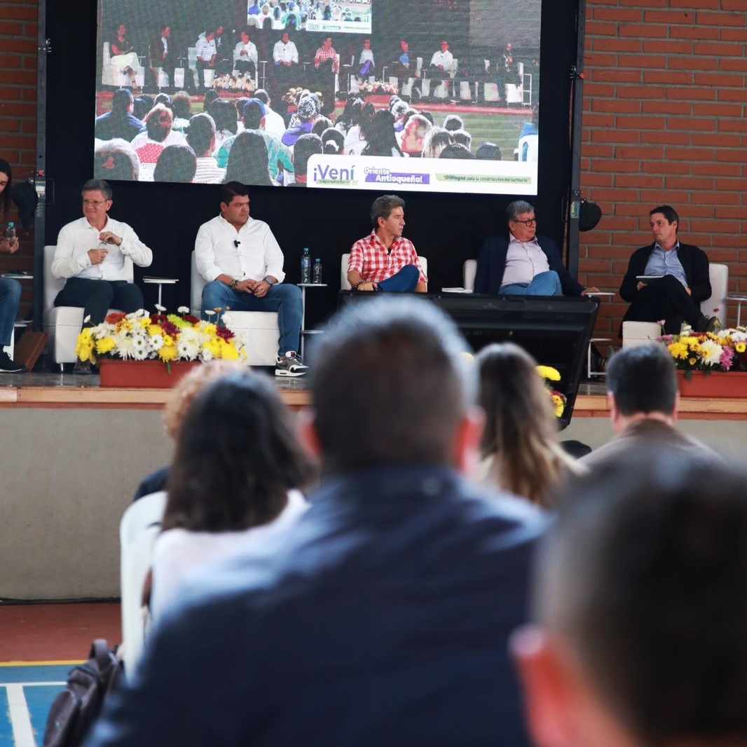 Juandiegogj's tweet photo. Excelente espacio en el Foro de Candidatos a la Gobernación de Antioquia organizado por la @uconiano y la @CEOCorporacion

Vamos a trabajar por una Antioquia con Autoridad, Confianza y Desarrollo, en la cual se ejecuten obras y se recupere la grandeza de nuestra.

#GoAntioquia https://t.co/7UbzAN2hXz