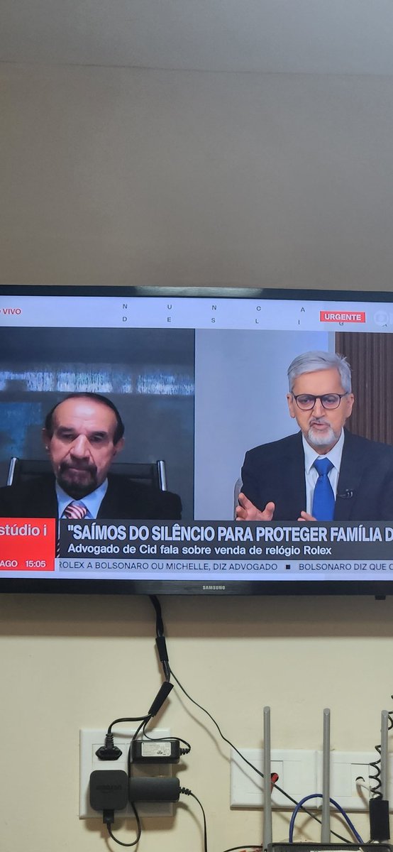 Kelly_rs_Chaves's tweet photo. @GloboNews tocando pandeiro pra doido sambar kkkkk #estúdioi @AndreiaSadi @NatuzaNery @ValdoCruz https://t.co/89MgKfWQVT