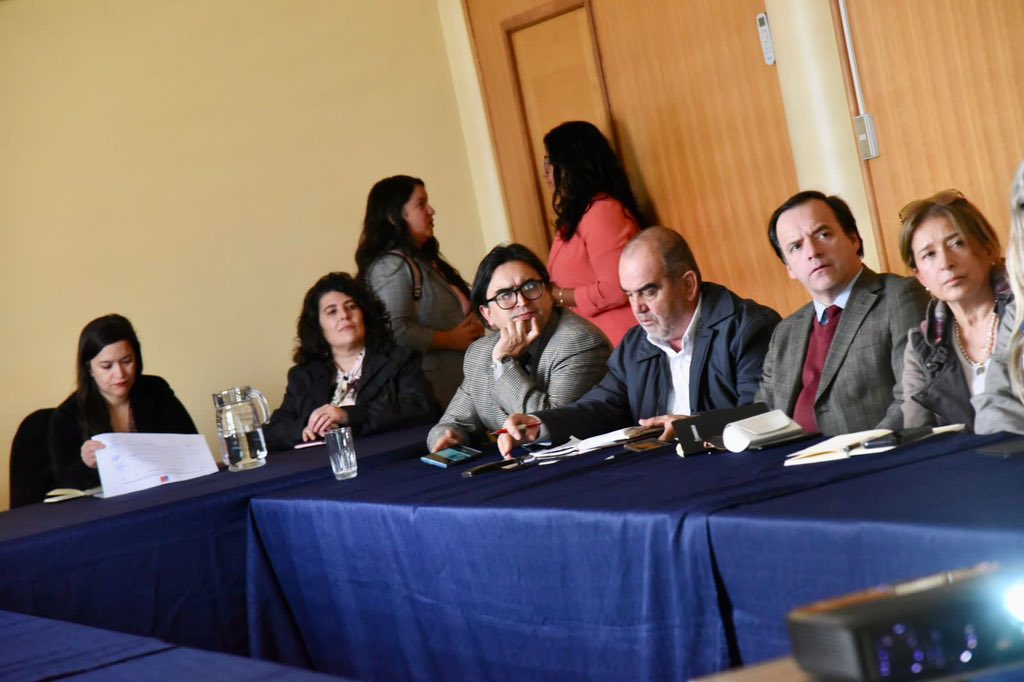 El <a href="/Min_Hacienda/">Ministerio de Hacienda</a> Mario Marcel; Delegada <a href="/carlapenarios/">Carla Peña Rios</a>; <a href="/Economia_R_XIV/">Seremi de Economía, Fomento y Turismo de Los Ríos</a> y diputada <a href="/AnaMariaBravoC/">Ana María Bravo Castro</a> participan del conversatorio “Pacto Fiscal y Ruta del Emprendimiento con gremios y cooperativas de #Valdiviacl, dialogando sobre la iniciativa propuesta por el Pdte <a href="/GabrielBoric/">Gabriel Boric Font</a>.