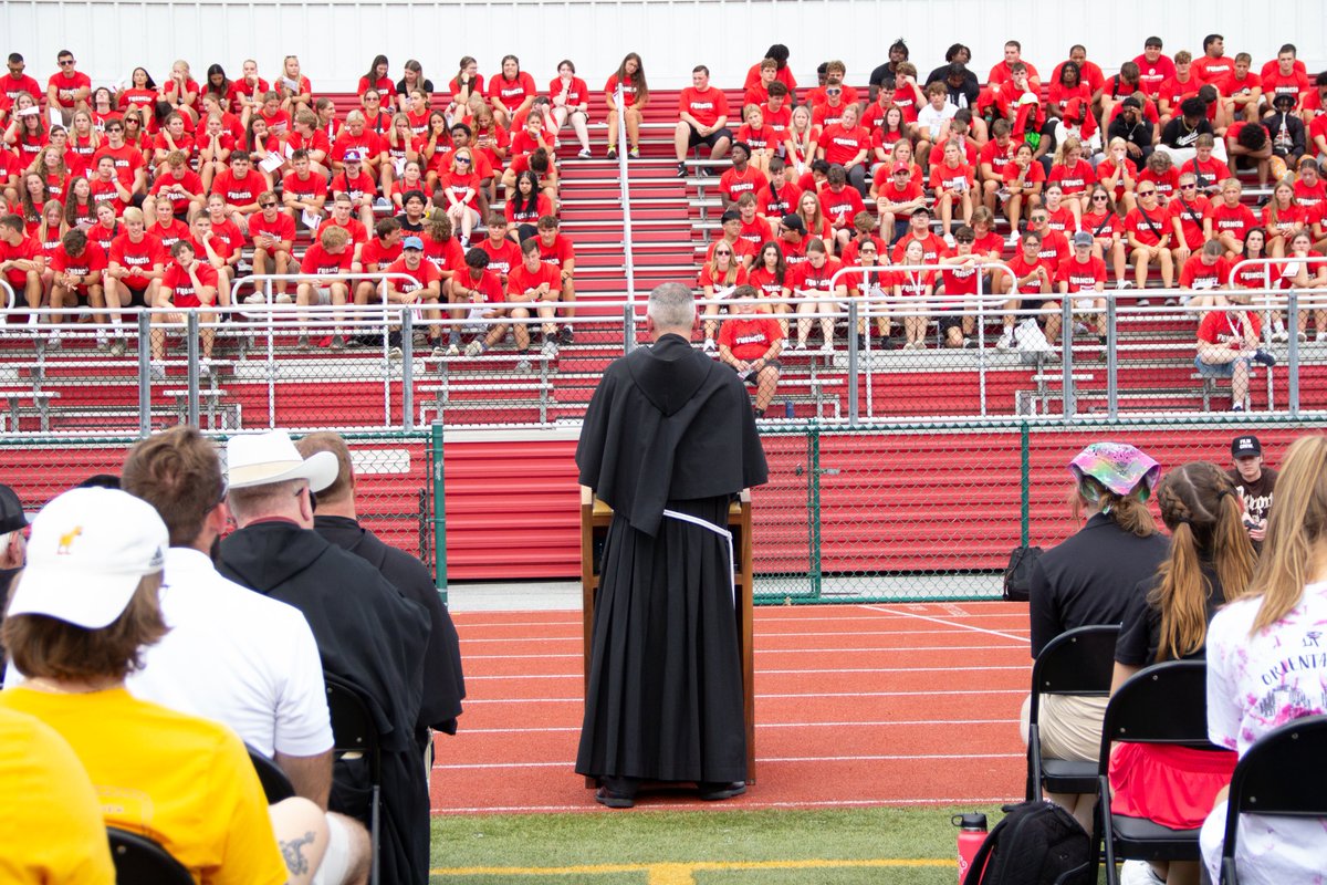 SaintFrancisPA's tweet image. One of our favorite highlights from move-in day? Watching our newest #RedFlash students flood DeGol Field for the President's Welcome! #BecomeThatSomeone ⚡️