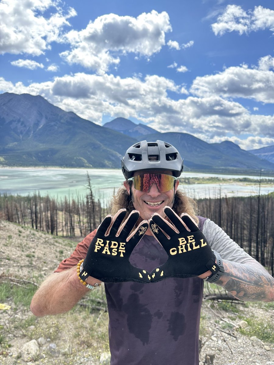 YuriHauswald's tweet photo. My current “work” status:

Comment allez-vous?!
 
If you get this message it means that I'm currently in the Canadian Rockies  given'r for some @iFit cycling fitness videos. I'm also hopefully stuffing my face post shoot with a heaping plate of poutine. https://t.co/IznJIW3eqx