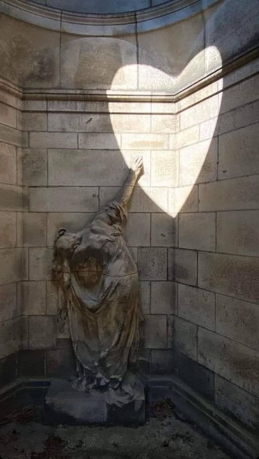 Curiotweet1's tweet photo. Evrard Flignot de Bruselas que devastado por la muerte de su esposa le construyó un mausoleo en Cimetière de Laeken. En el día del solsticio de verano, el Sol dibuja un corazón que recuerda este amor. La estatua del doliente que llora señala el lugar donde aparecerá el corazón. https://t.co/tfxFEm44Bv