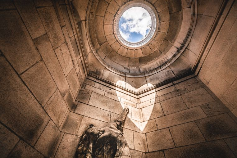 Curiotweet1's tweet photo. Evrard Flignot de Bruselas que devastado por la muerte de su esposa le construyó un mausoleo en Cimetière de Laeken. En el día del solsticio de verano, el Sol dibuja un corazón que recuerda este amor. La estatua del doliente que llora señala el lugar donde aparecerá el corazón. https://t.co/tfxFEm44Bv