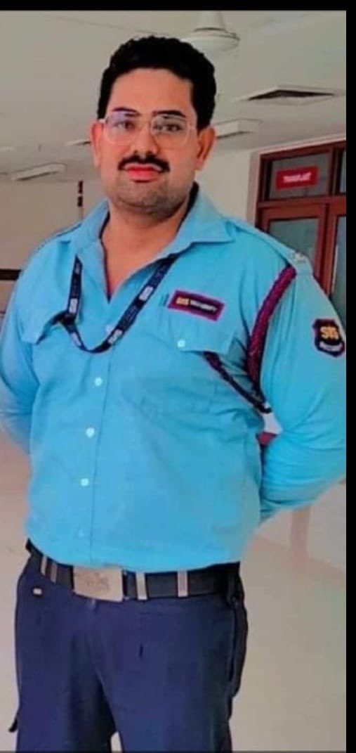 aiims_jodhpur's tweet photo. नर सेवा नारायण सेवा!
इन शब्दों को सार्थक आज एम्स में कार्यरत सुरक्षा गार्ड आमिर खान ने किया जिन्होंने एक २७ वर्षीय युवक जो अपने बालक के साथ आए थे, अचेत हो गये, उन्हें तत्पर्ता से इमरजेंसी में पहुंचाया जहां मौजूद टीम द्वारा सीपीआर कर ICU भर्ती किया। @narendramodi @mansukhmandviya https://t.co/zgjSniw2Ub