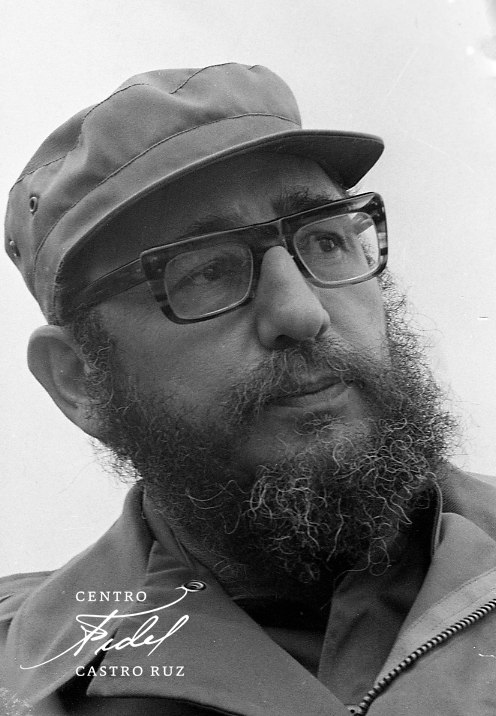 #Fidel:'(...) la pasión de saber, la conciencia de la necesidad de saber hace que los conocimientos se adquieran más rápidamente y, sobre todo, la vida, el trabajo práctico, los problemas diarios, constantemente nos estarán enseñando la necesidad de cada conocimiento'. #FidelVive