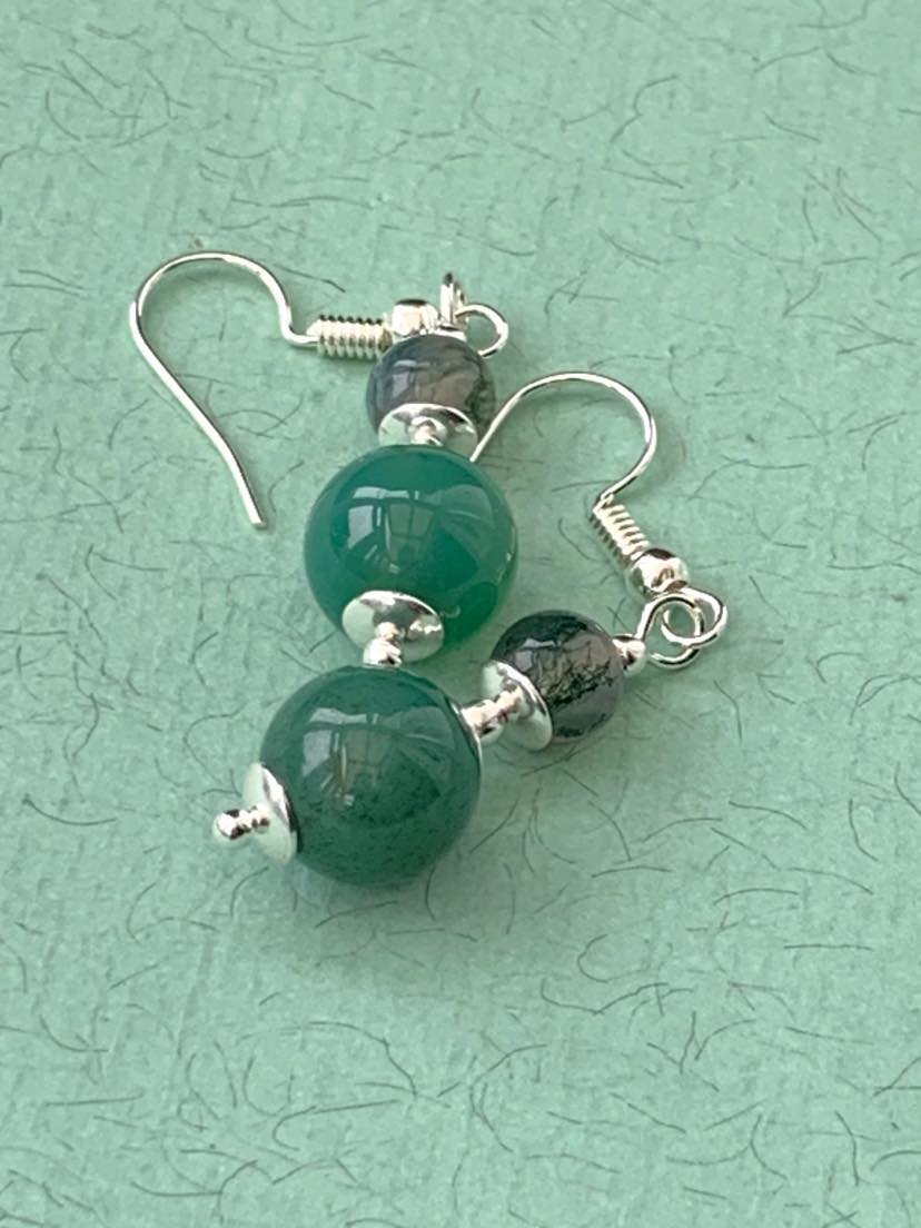 The green sardonyx in this pair of silver plated earrings is a rich colour, and is paired with moss agate to bring some unusual visual interest.

Etsy: etsy.com/uk/listing/153…

#madeinwales #handcraftedearrings #sardonyxearrings #agateearrings #mossgreenearrings #mossearrings