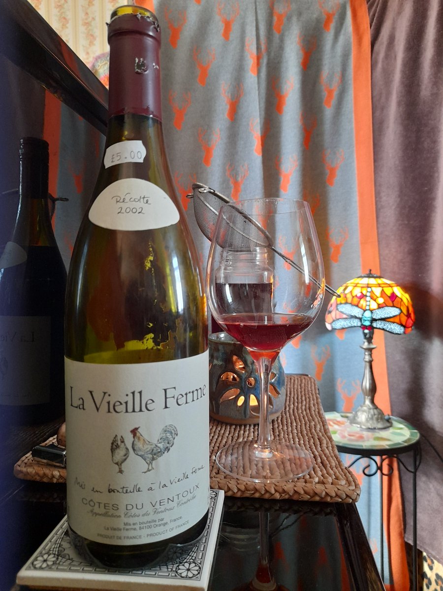 KentPiano's tweet photo. 💥 Most BIZARRE review ever Ladies & Gennulmen! St LFH spills her guts (so to speak) on the risk + secrets of a 21 year old Rhône omg!!😲😳🧐🍄 any good or gone mouldy?? Eeek! Video - audio - notes
#winenotes #winetasting #winelovers #review #KnockItBack
https://t.co/06q6i3KREH https://t.co/xQg3FwnCeZ