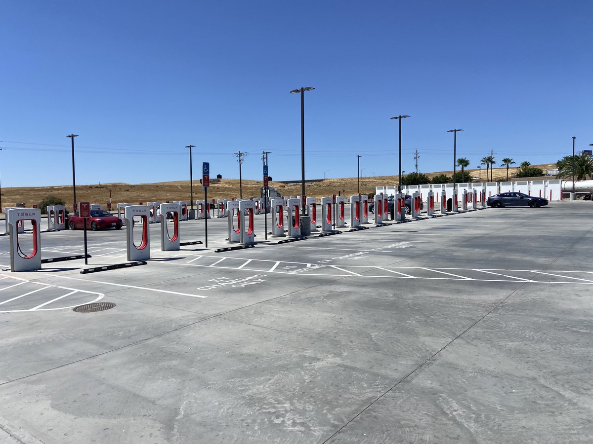 ⁦<a href="/RateYourCharge/">Rate Your Charge</a>⁩ Kettleman City,CA. Flawless charge but location has moved across town! Left pic is old setup from a couple years ago, now zero shade. Hope this is temporary. Passed >10 transporters moving Teslas south on I-5 from Fremont factory