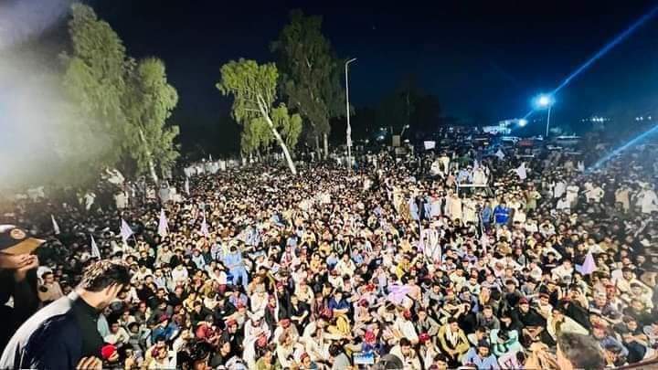Noorullah_PTM's tweet photo. ریاست کے طرف ہر قسم کے رکاوٹوں کے باوجود اور سینکڑوں کارکنوں کے گرفتاریوں کے باوجود اتنا بڑا اور پرامن جلسہ۔
پشتون تحفظ مومنٹ ایک پرامن اور مظلوموں کی تحریک ہے ۔
اس جلسے سے ثابت ہوتا ہے ۔
وياړ خپل قامي تحريک. https://t.co/BtA45AZjRo