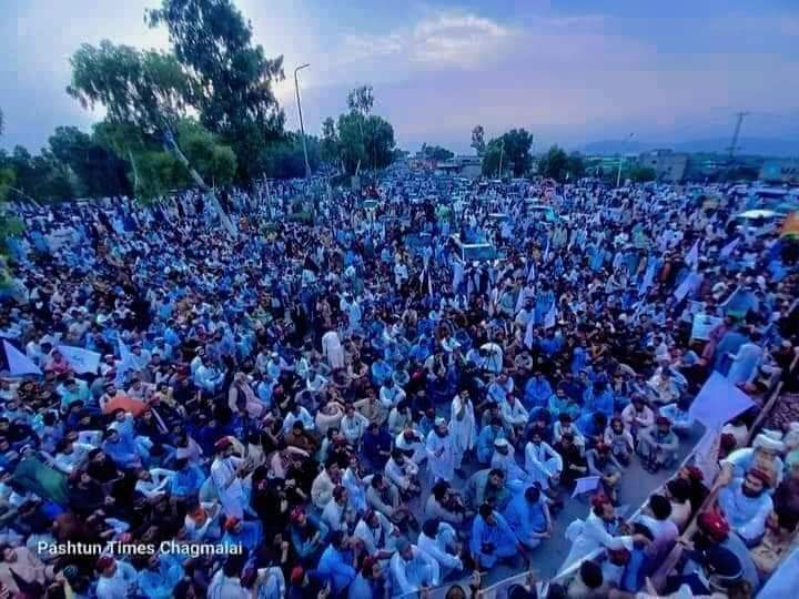 Noorullah_PTM's tweet photo. ریاست کے طرف ہر قسم کے رکاوٹوں کے باوجود اور سینکڑوں کارکنوں کے گرفتاریوں کے باوجود اتنا بڑا اور پرامن جلسہ۔
پشتون تحفظ مومنٹ ایک پرامن اور مظلوموں کی تحریک ہے ۔
اس جلسے سے ثابت ہوتا ہے ۔
وياړ خپل قامي تحريک. https://t.co/BtA45AZjRo