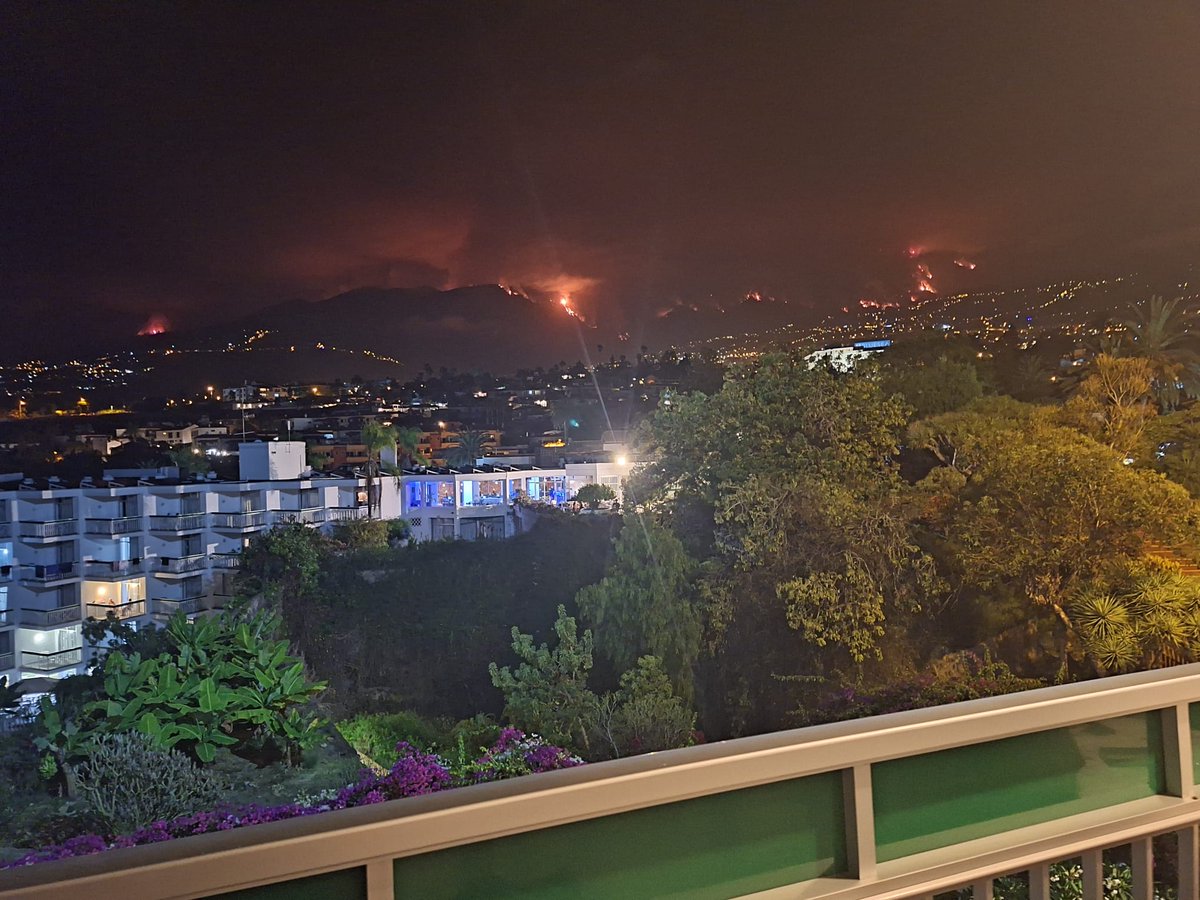Seit Dienstag kämpfen die #bomberos in #Teneriffa mit Unterstützung aus den anderen Kanarischen Inseln gegen den Waldbrand. Hubschrauber und Flugzeuge sind wie die Teams am Boden unermüdlich im Einsatz.  Gracias por su servicio ❤