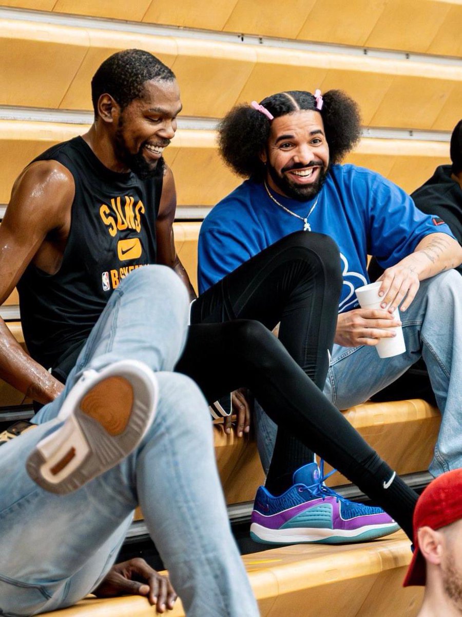 foundonsonar's tweet photo. Thoughts on Drake’s hair?🤔 https://t.co/raMSwFoNYG