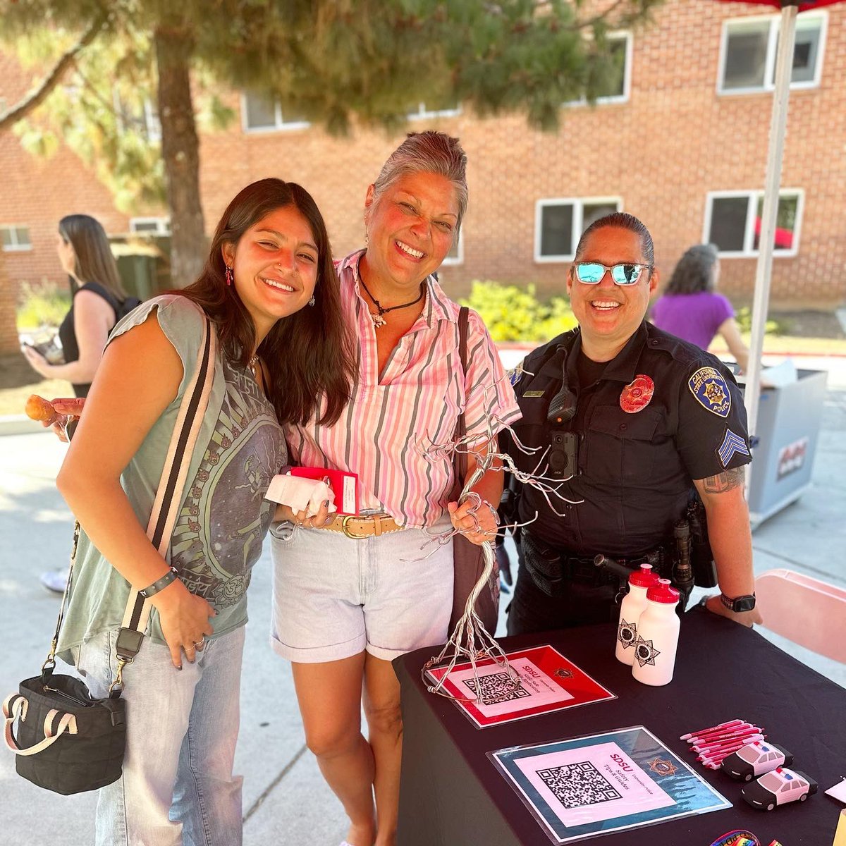 SDSUPD's tweet photo. It’s always fun to welcome our new residential students and their families to @SDSU. We hope you enjoyed our donut giveaway as much as we enjoyed meeting you all! 🍩🍩🍩 https://t.co/6by951rOh3