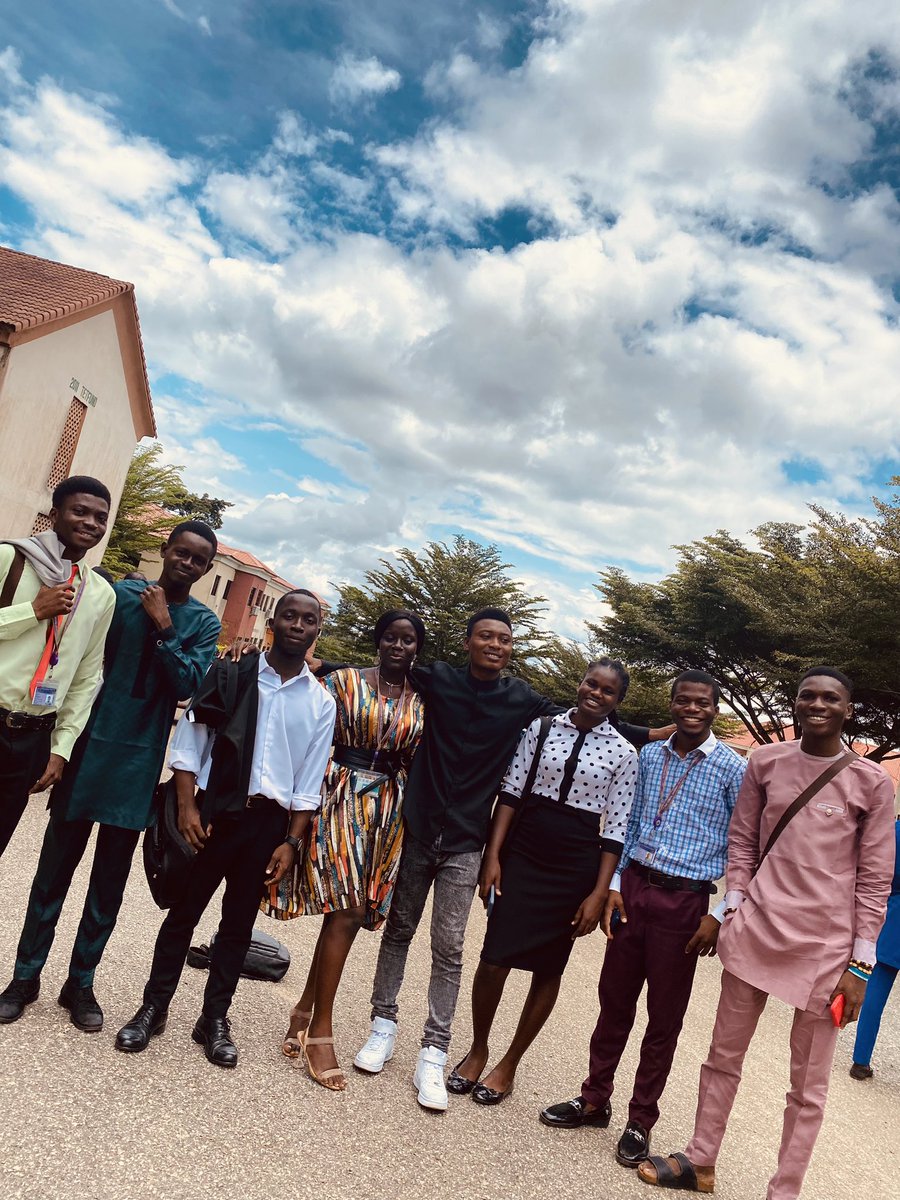 TGofFUTA's tweet image. Ladies and gentlemen, meet the wonderful and brainiacs of electrical and electronics engineering 🤗

All the smiles here are fake though cos we are being suffocated at all angles but we always triumph 💯

#LastingMemories #PresentationDay