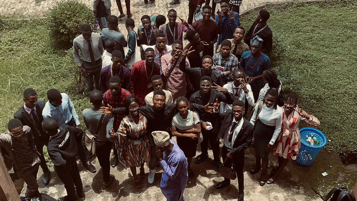 TGofFUTA's tweet image. Ladies and gentlemen, meet the wonderful and brainiacs of electrical and electronics engineering 🤗

All the smiles here are fake though cos we are being suffocated at all angles but we always triumph 💯

#LastingMemories #PresentationDay