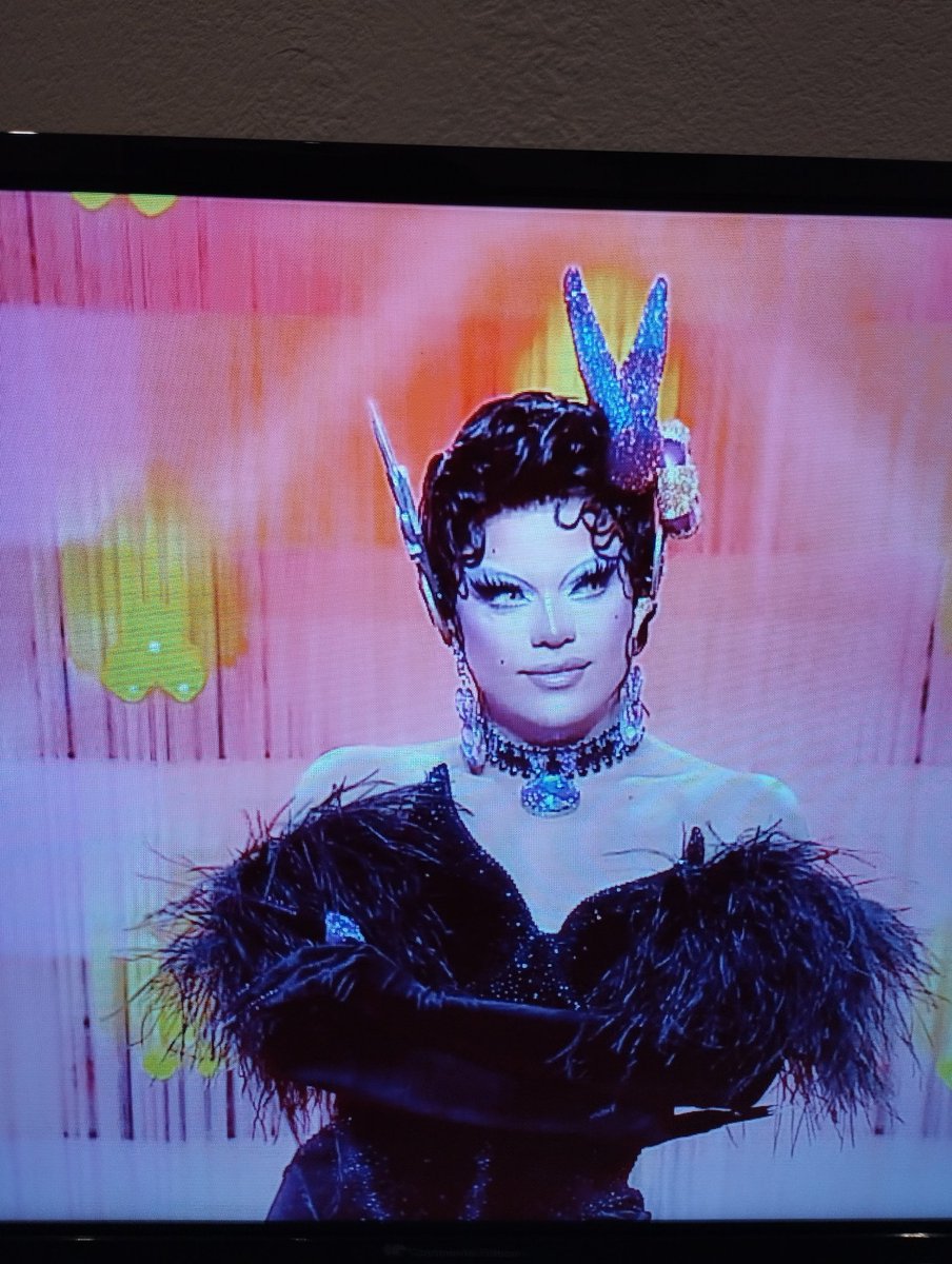 anouktaptap's tweet photo. On en parle du clin d'œil à Edea de Final Fantasy VIII dans la dernière tenue de @thenickydoll ? Je suis trop fan 😍 #DragRaceFrance https://t.co/k8EnlDNtSH