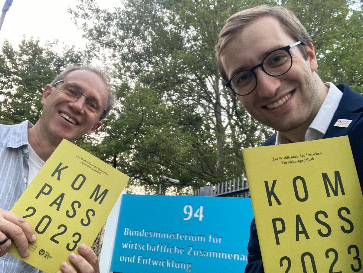 JoshuaHofert's tweet photo. Vielen Dank, @SvenjaSchulze68, für die Einladung zum Engagement-Abend der Entwicklungszusammenarbeit heute im @BMZ_Bund. Schön, dass wir Gelegenheit hatten, kurz über den #Kompass2023 zu sprechen. Wir freuen uns auf den weiteren Dialog mit Ihnen!
@tdh_de @Welthungerhilfe https://t.co/msQjGMM6K2