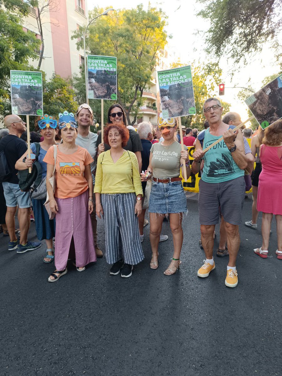 PartidoPACMA's tweet photo. El equipo de @Pacma_Madrid participó este jueves en la manifestación vecinal contra la tala de 670 árboles en #Arganzuela por las obras de ampliación del metro. 

¡El patrimonio natural es intocable, limpia el aire, refresca y es el hogar de millones de animales! #NoALaTala https://t.co/9GwhAxQ3Ow