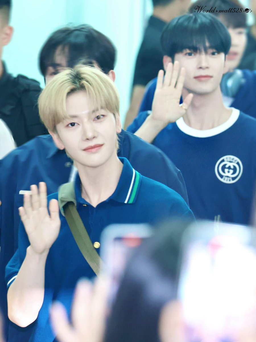 230818 ✈️
   안녕~

#ZEROBASEONE #ZB1 #SEOKMATTHEW #제로베이스원 #석매튜 #石马修 #ソクマシュー