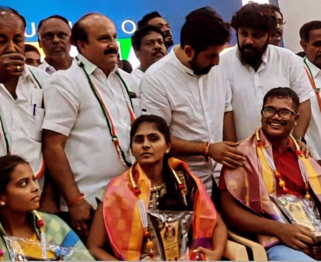 chikkballp39415's tweet photo. ಯುವಮತ ಕಾರ್ಯಕ್ರಮದಲ್ಲಿ ಎಂಎಸ್ ರಾಮಯ್ಯ ಫೌಂಡೇಶನ್ ವತಿಯಿಂದ ಚಿಕ್ಕಬಳ್ಳಾಪುರ ಜಿಲ್ಲೆಗೆ ಕೀರ್ತಿ ತಂದು ಕೊಟ್ಟ ವಿದ್ಯಾರ್ಥಿಗಳಿಗೆ ಅವರ ಪೋಷಕರಿಗೆ ಸನ್ಮಾನವನ್ನು ನೀಡಿ ಅಭಿನಂದಿಸಲಾಯಿತು #MSR #msramaiah #raksharamaiah #yuvamatha #Congress #youthcongress https://t.co/3a6ZGJx0KL