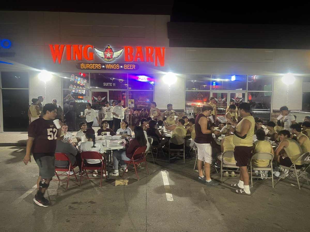 wingbarn's tweet photo. @losfresnoscisd football coming in hot last night! 🏈🔥

Are you looking for places to dine-in after the game?! Bring the whole team! If we can’t fit everyone inside, we’ll make room in the parking lot! 

#DangGood https://t.co/tHltdQUxQr