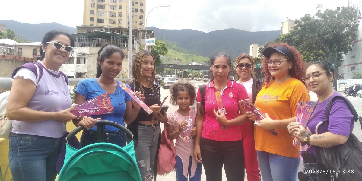 Ofic_Inamujer's tweet photo. #EnDesarrollo #Inamujer realiza una jornada informativa sobre los 25 tipos de #ViolenciaDeGénero y entrega "El Violentometro" a personas de la comunidad Dos Pilitas, de la parroquia #LaPastora de #Caracas.

#VamosConLasBricoMiles
#HablaParaSalvar

@NicolasMaduro https://t.co/8eDDS9CJ8i
