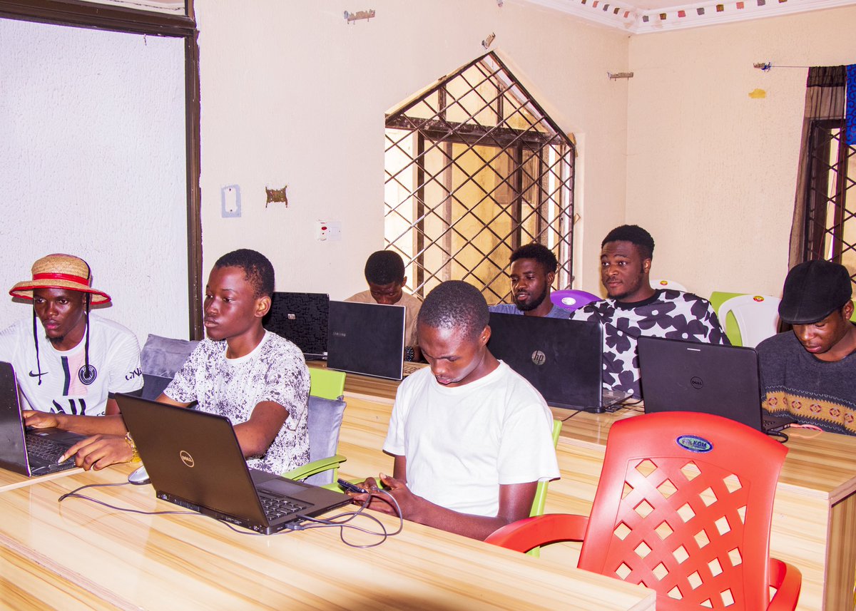 doncabih's tweet image. I find pleasure in being around greatness and great people in tech! 

The first cohort of @code_plateau UI/UX designers. @BatureNyiri did an awesome job. 
Big respect for @Princeponfa 
#codeplateau 
#Ponfamirifoundation