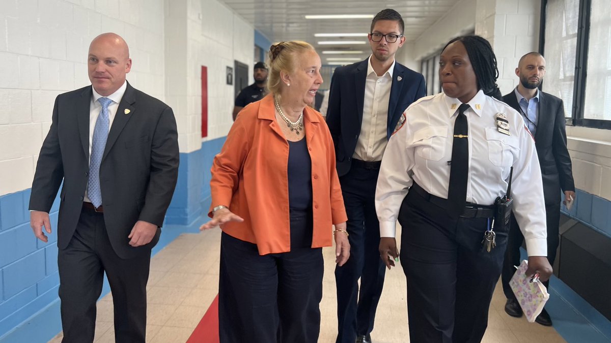 CorrectionNYC's tweet photo. Chair of the @NYCCouncil Committee on Oversight and Investigations @galeabrewer toured the Rose M. Singer Center (RMSC) and Otis Bantum Correctional Center (OBCC) on Rikers Island today.  Read more at https://t.co/yvSzcYflFs. https://t.co/YHHtmvwaZ0