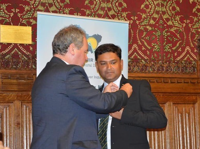 SikhPA's tweet photo. Did you know Hindu extremist @majorgauravarya was honoured in UK Parliament in 2017 by @BobBlackman and @RamiRanger?

The rape-and murder-accused ex-army major is now a fanatical Indian nationalist Youtuber known to espouse anti-Sikh hate, framed as military/intelligence insight. https://t.co/aAt0NlPw1N