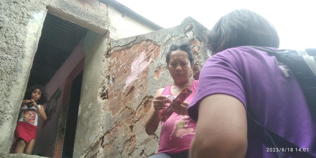Ofic_Inamujer's tweet photo. #Entérate 🙋🏽‍♀️ Durante el recorrido informativo sobre la Violencia de Género en el sector Dos Pilitas, Parroquia #LaPastora se entregaron folletos informativos de la línea de atención 0800-MUJERES.

#VamosConLasBricoMiles

@NicolasMaduro https://t.co/DzON2tb0dv