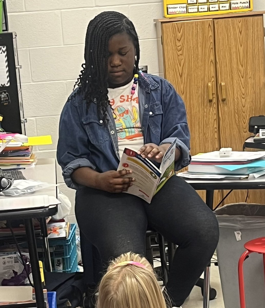 SmithJama's tweet photo. We loved our guest reader this morning. @DCS_Overpark #TeamDCS https://t.co/b8pyrche38