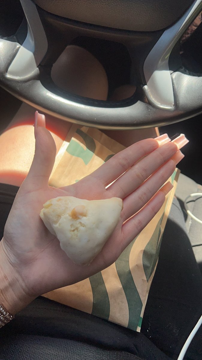 MsAlexisMonroe's tweet photo. @Starbucks please tell me this is a joke? I paid $5 for this?! Ohhh noooo nooo nooo… https://t.co/olK4gX6Oe0
