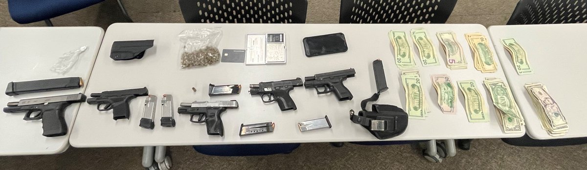 PaulNeudigate's tweet photo. Tremendous job by @VBPD OCOP Officers Zeliff & Luu who made a traffic stop for an equipment violation & recovered 5 guns (2 from a convicted felon, 1 stolen) and arrested the 4 occupants (2 adults, 2 juveniles) for varying charges! #ProactivePoliceWork https://t.co/UuPVhv9wg6