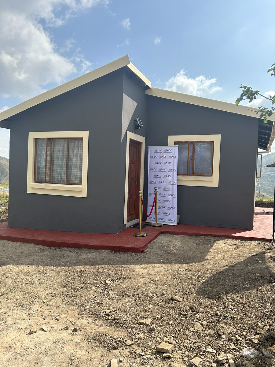 CollenMashFound's tweet photo. 1. 18 August 2023 marked another significant day for the community of KwaZulu-Natal. The Collen Mashawana Foundation (CMF) and the Industrial Development Corporation @IDCSouthAfrica brought joy and relief to Gogo Buselaphi Majola. #kznfloods #collenmashawanafoundation https://t.co/pquYxj8Dcf