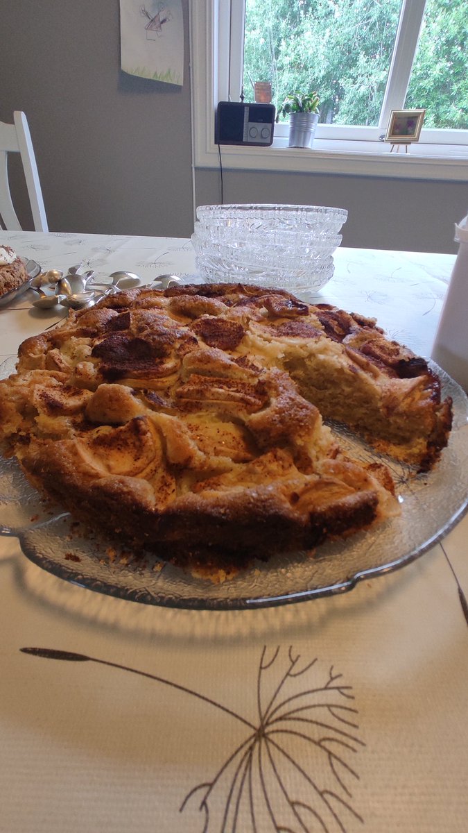 KennethJS's tweet image. Første egenproduserte kake siden &quot;heimkunnskap&quot; på ungdomsskolen. Epler fra egen hage. Smakte ålreit.