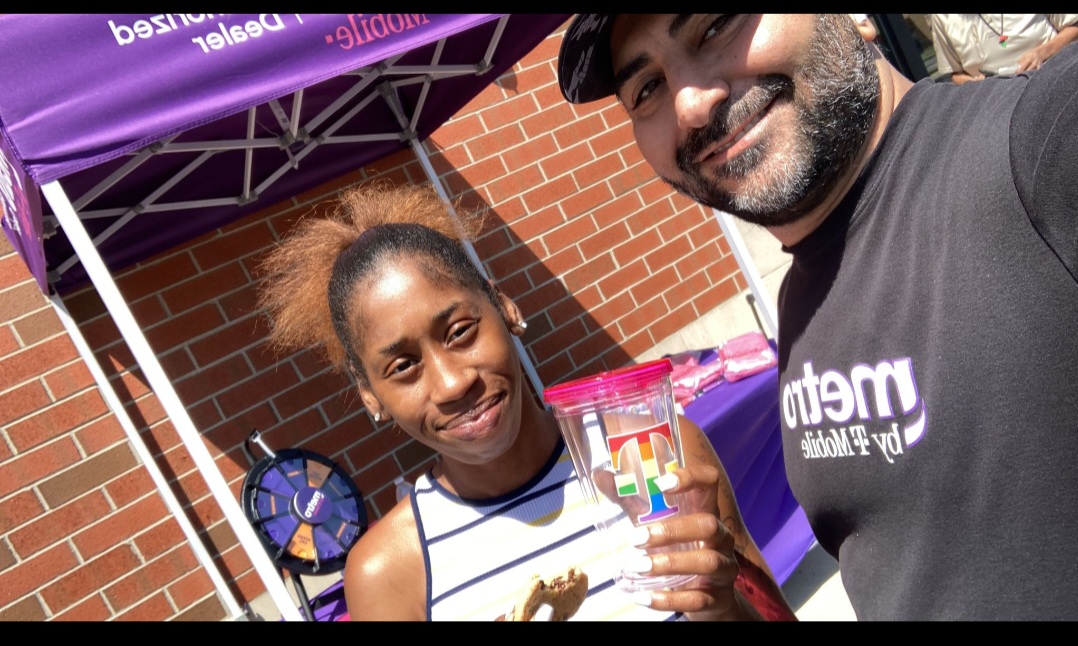 saifcomm's tweet photo. More lucky winners at our Grand River Ave @MetroByTMobile #CustomerAppreciation Event!! Stop by and #Spin2WIN!! While you are there, ask about NADA YADA YADA...NO Contract, NO Price Hikes &amp; NO Hassles!! #EverybodyLovesRay @WinstonAwadzi @ShelleyMarsh30 @JoshFowler2012 @b_barkoff https://t.co/KoNvraWC85